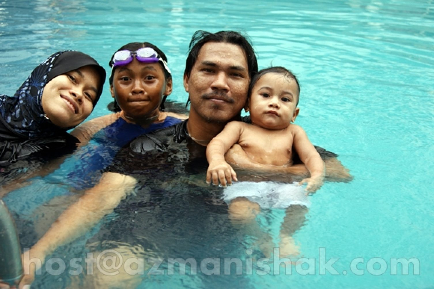 Mandi kolam renang bersama Amirul