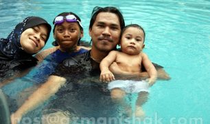 Mandi kolam renang bersama Amirul