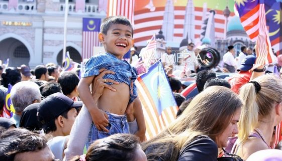 Ceria Kemerdekaan - Perasaan anak kecil ini bila pertama kali melihat sambutan kemerdekaan dalam hidupnya