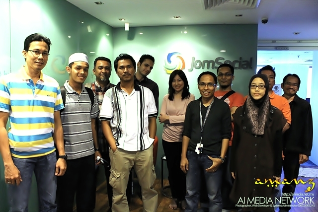 Gambar kenang-kenangan. (Aku tinggi sangat kot.. hampir lindung muka orang semua...)
