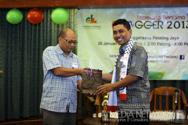 Dawaihati Dadan jugak tak ketinggalan menerima hadiah. Berbaloi terbang ke Malaysia
