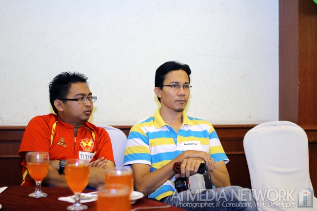 Ni la dia abang blogger kita, AkuBiomed... tenung ape tu bang???