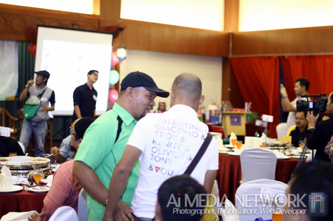 Apalah yang dibisikkan oleh tuan Hj. Amir Hassan ni agaknye.