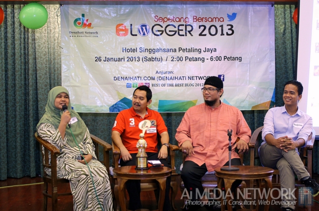 Kak Kujie sedang menceritakan pengalaman beliau menjadi seorang blogger "mak-mak" hehehe...