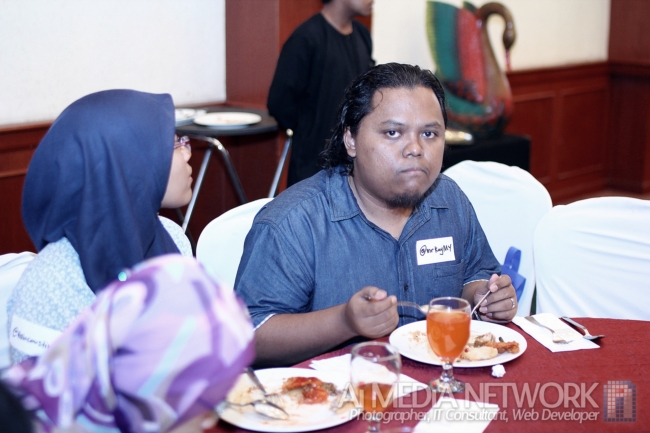 MrKayMy ni dia nampak aku pengang kamera.. cepat-cepat dia berhenti mengunyah. hahahaha!