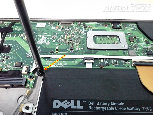 Kemudian, lepas dah pasang balik battery ribbon tu, maka pasang balik la screw.