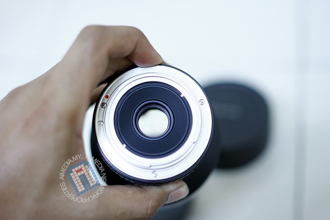 Maksimum bukaan Aperture lense ini adalah f2.8