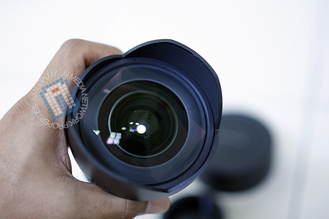 Lens hud untuk Samyang 14mm f2.8 ni adalah fixed. Tak boleh cabut
