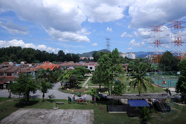 Pemandangan ke luar jendela. Dari pandangan workstation aku kat rumah.