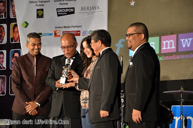 Lisa Surihani telah dinobatkan sebagai Social Media Celebrity of The Year