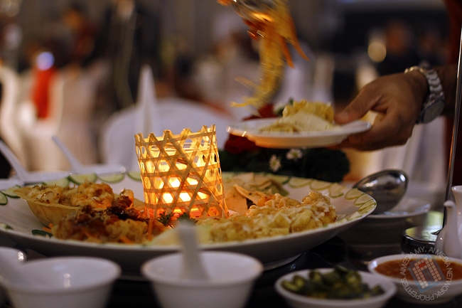 Makan malam yang tersedia dan dihidangkan kepada meja VIP.