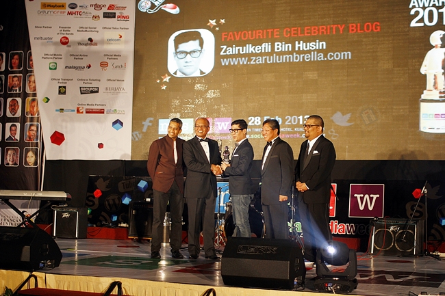 Abang Zarul Umbrella pulak menggondol anugerah Favoirite Celebrity Blog