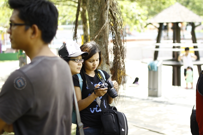 Gambar candid peserta yang hadir sedang buat praktikal.