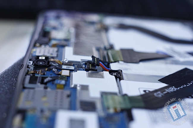 Power Supply Cable yang menyambung kan bateri dengan papan induk (main board)