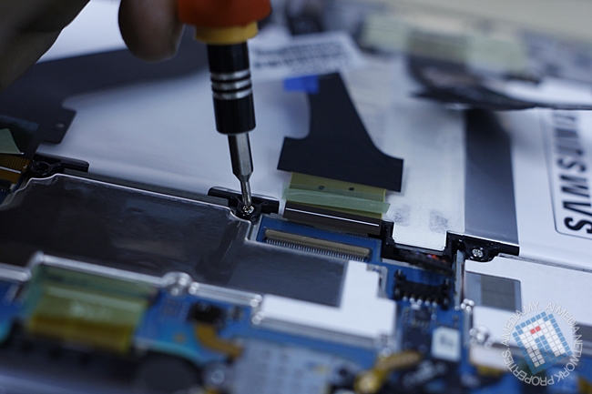 Perlu membuka screw yang "mengikat" batteri terlebih dahulu