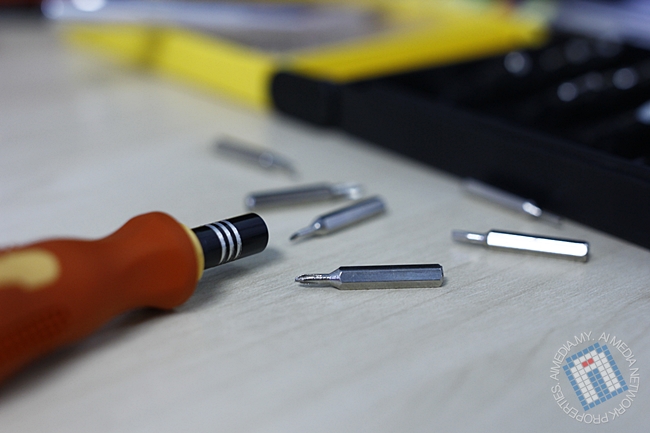 Ini pon dah banyak mata screw driver yang hilang. Main dek Amirul.