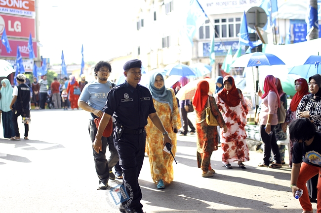 Abang polis yang bertugas. Memastikan keselamatan semasa mengundi, terjamin.
