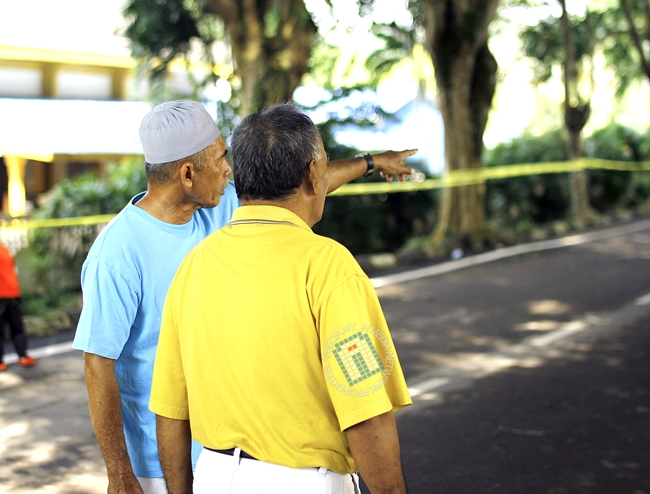 "Aok jalain terus jek.. nanti aok jumpe dengan kerani tu.. Jangan lupe tunjuk IC"