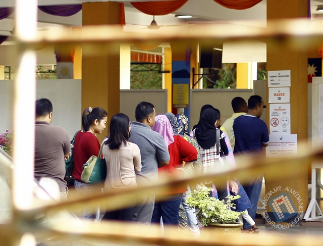 Curi-curi ambik gambar dari luar pada mula tu...
