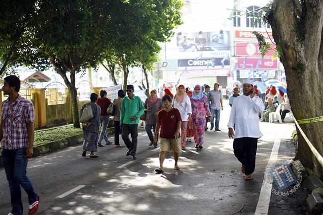 Makin lama... makin ramai... dan semakin ramai membanjiri kawasan membuang undi
