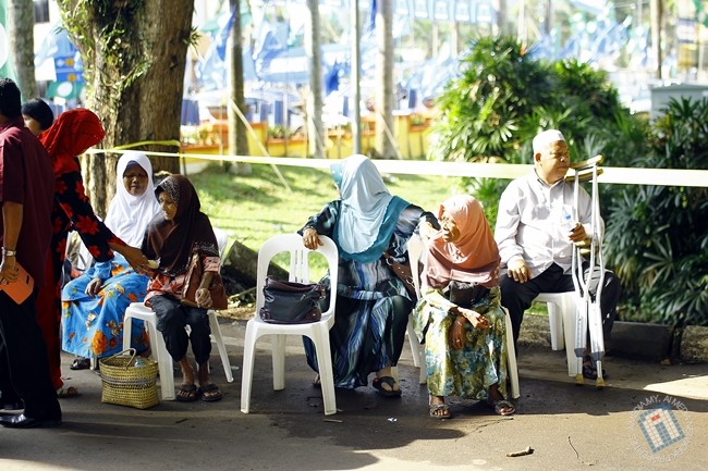 Pakcik dan makcik tak larat nak beratur. Tunggu kat sini dulu la...