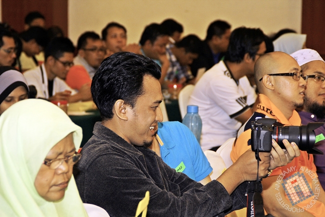 Brader ni selak dapat lens samyang... hahaha.. baru hang taw kan? :p
