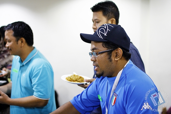Brader baju biru dan ber-cap ni.. kalau bab makan... dia yang serbu dulu