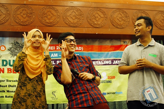 Nisa... hamboih... kalau dapat Mikropon... tak mau berhenti berhujah.