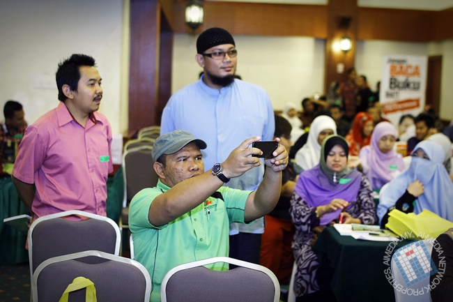 Aku suke sangat candid yang ni.. hahaha tepat ke sasaran.
