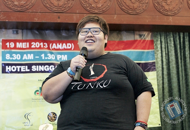 Blogger chumel sedang memberikan speech jalan-jalan dia.