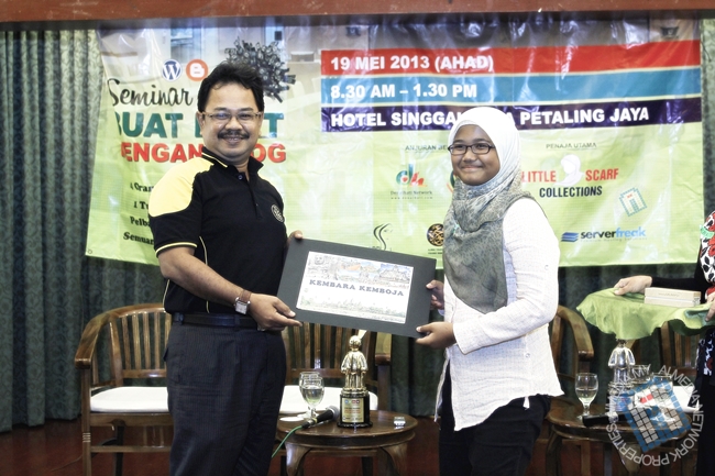 Intan... jangan lupe... satu tiket flight untuk acik tawww