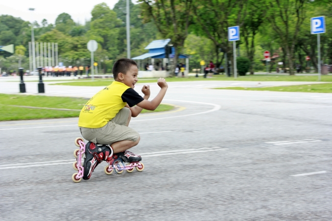 Ini la dia aksi-aksi anak-anak yang bermain roller coster. Hebat!