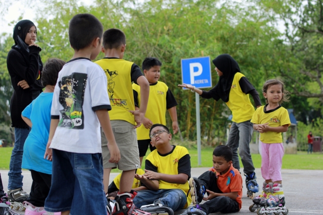 Mereka berkumpul sekejap untuk bincang teknik apa plak nak dibuat