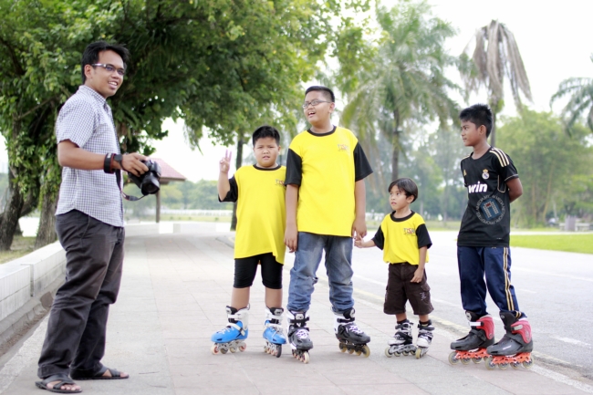 Izwan Yusof bersama anak-anak yang handal bermain roller blade.