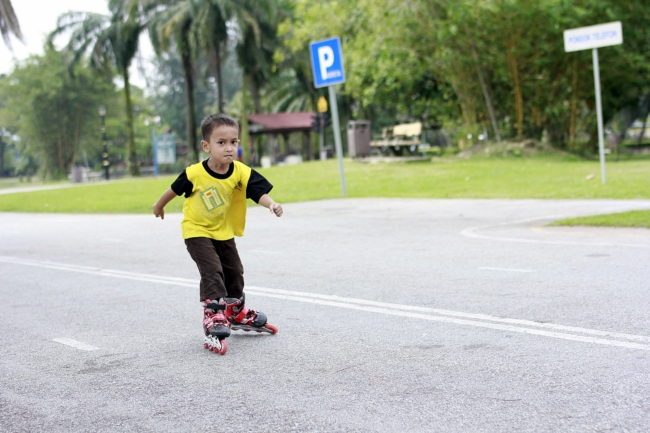 Handal betul, kecik-kecik lagi dah main roller blade ye.
