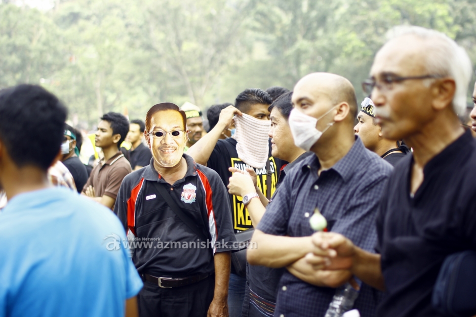 Ini bukan edit.. tapi uncle ni memang pakai topeng DSAI :p