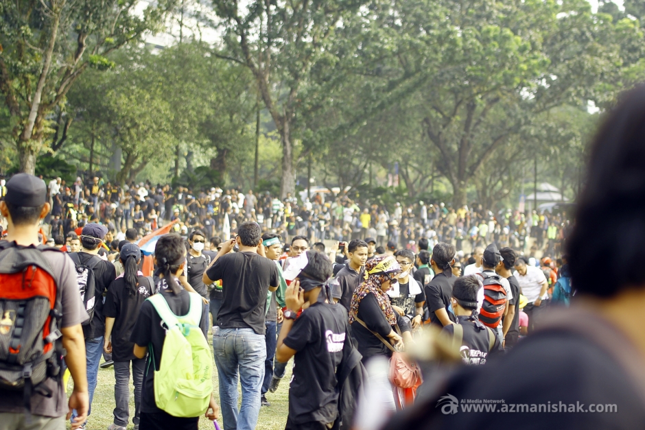 Terjadi kekecohan kecil disebabkan kumpulan-kumpulan provokasi tadi.
