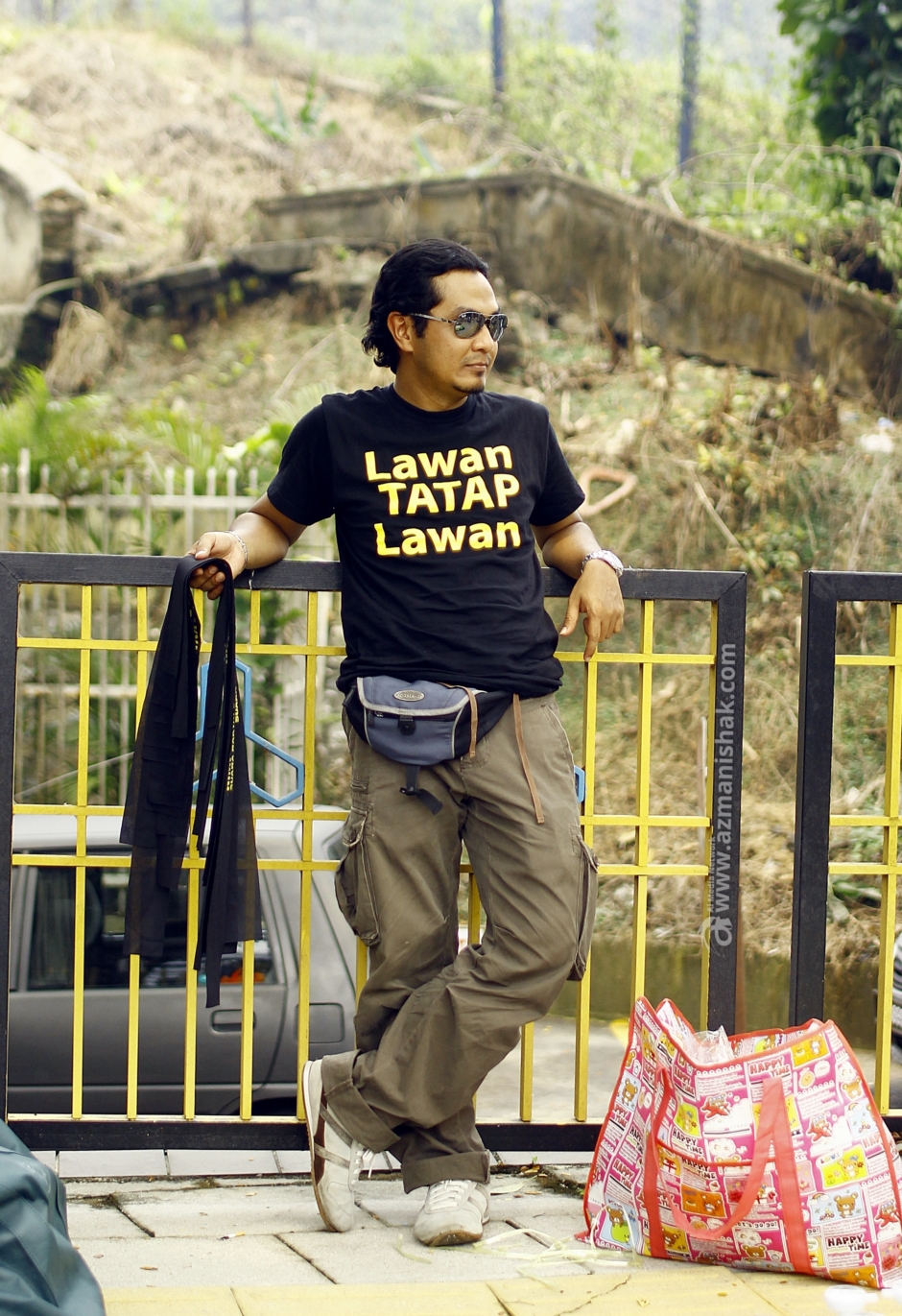 Lawan... tetap lawan... jual tetap jual.. asal baran jadi duit. Rezeki masing-masing kan!
