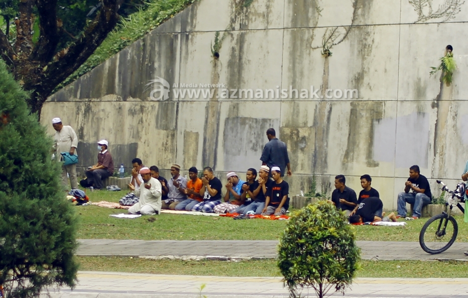 Lawan... lawan jugak.. .demo.. demo jugak, SOLAT jangan tinggal.