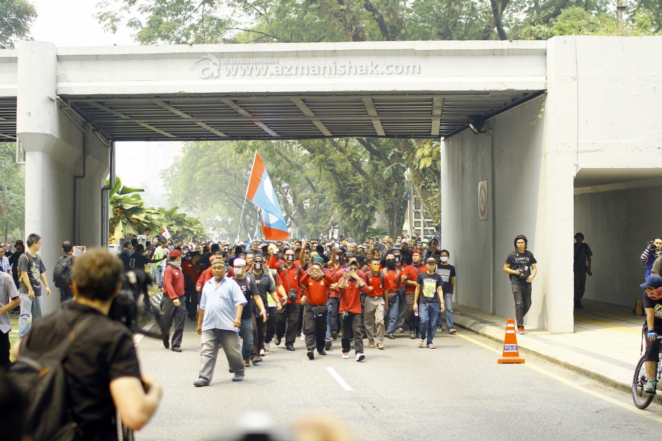 Wakil-wakil dari NGO masing-masing, berjalan berarak masuk ke Padang Merbok.