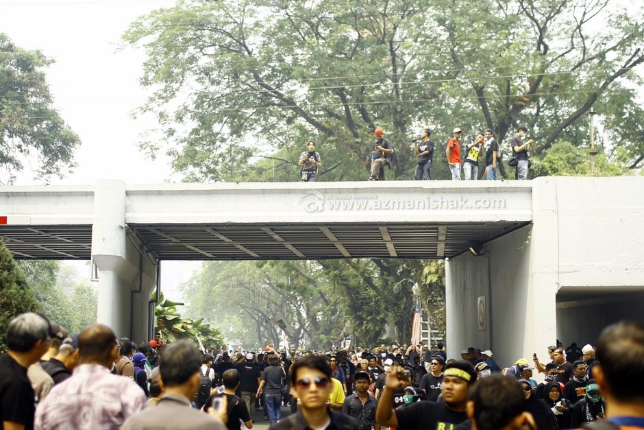 Peserta tak buat provokasi, tapi, aksi-aksi kameraman pulak agak merbahaya. Kan kat atas tu laluan Komuter...
