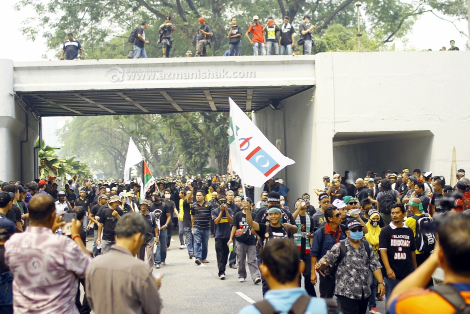 Lagi... dan lagi... sementara tu, kameraman tak bertauliah semakin ramai kat atas.