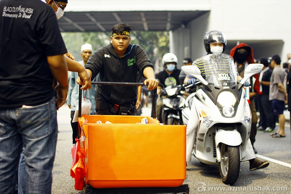 Mengharung risiko demi mencari rezeki.