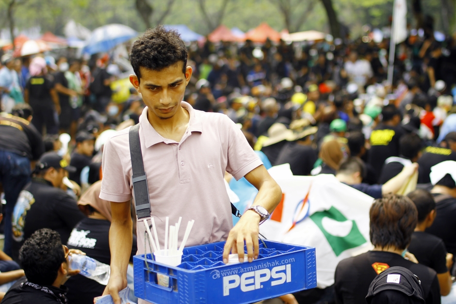 Demi mencari rezeki. Masa ni, jual makanan dan minuman memang sangat laku.