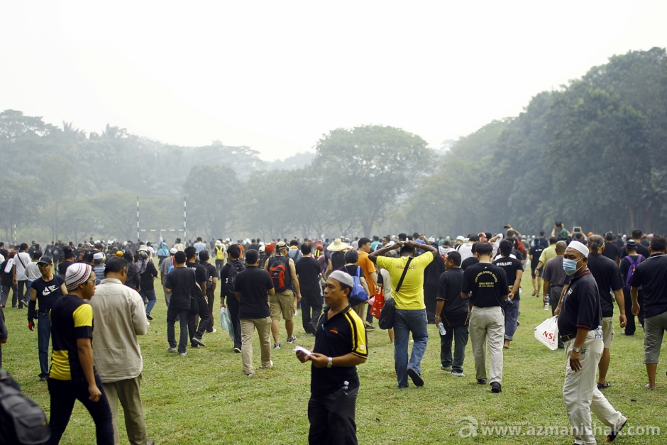Perhimpunan dimulakan... semua menderu-deru masuk ke padang. Berkumpul di sudut padang.