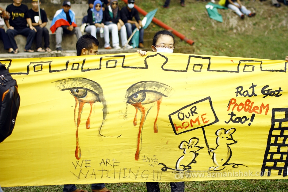 Close-up salah satu banner terpanjang merentasi Padang Merbok.