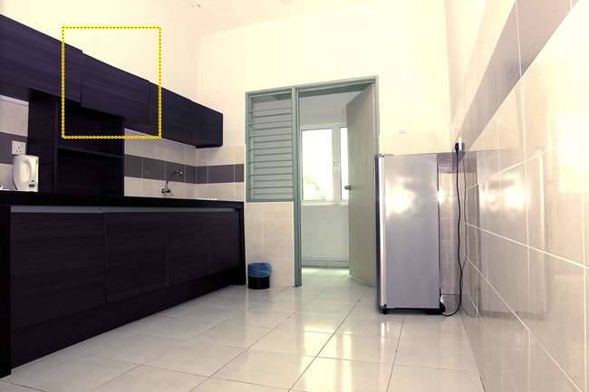 Gambar keadaan dapur. Perabut dah nak tertanggal pintu dia.