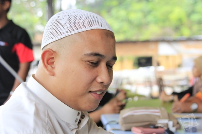 Ustaz Sahirul Azfar pon ade.. menjadi imam solat maghrib kami.
