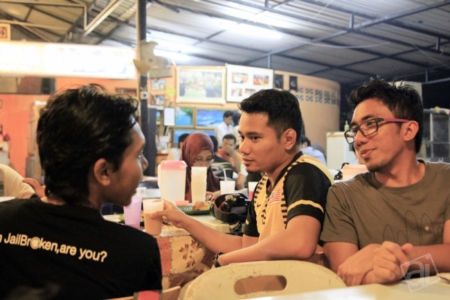 Sembang keliling meja.