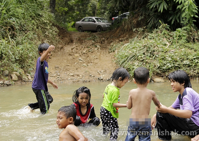 Round kedua: Air sungai memang tak dalam. paras keting je.